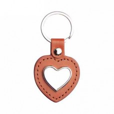 Porta-chaves em couro castanho e metal, forma coração para sublimação